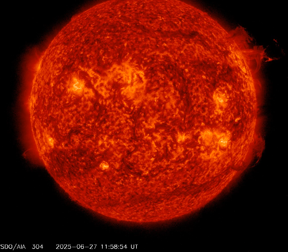 Surges na západním okraji, 27.6.2025, 11h 58m UT, SDO_AIA 304Ä.png