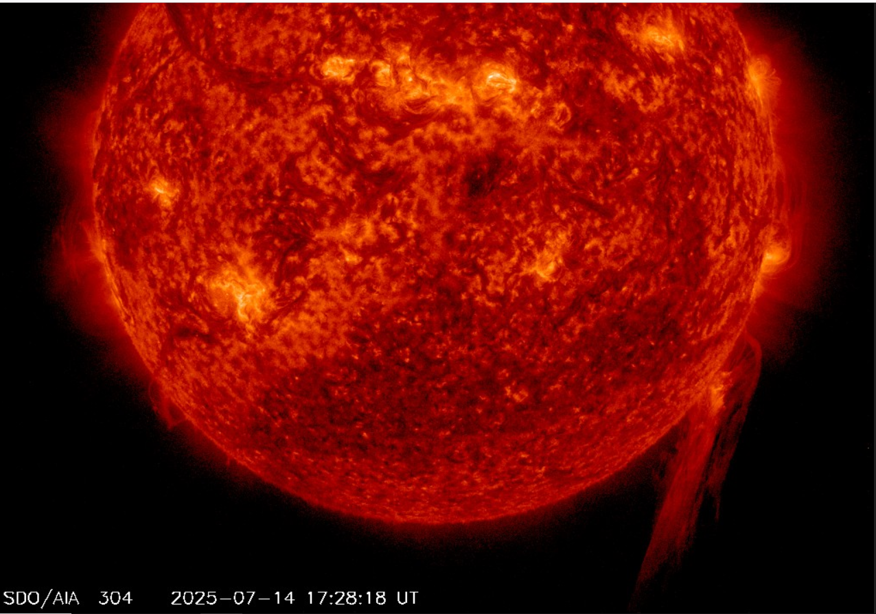 Eruptivní protuberance 14.7.2025, 17h 28m UT, SDO_AIA 304Ä.png