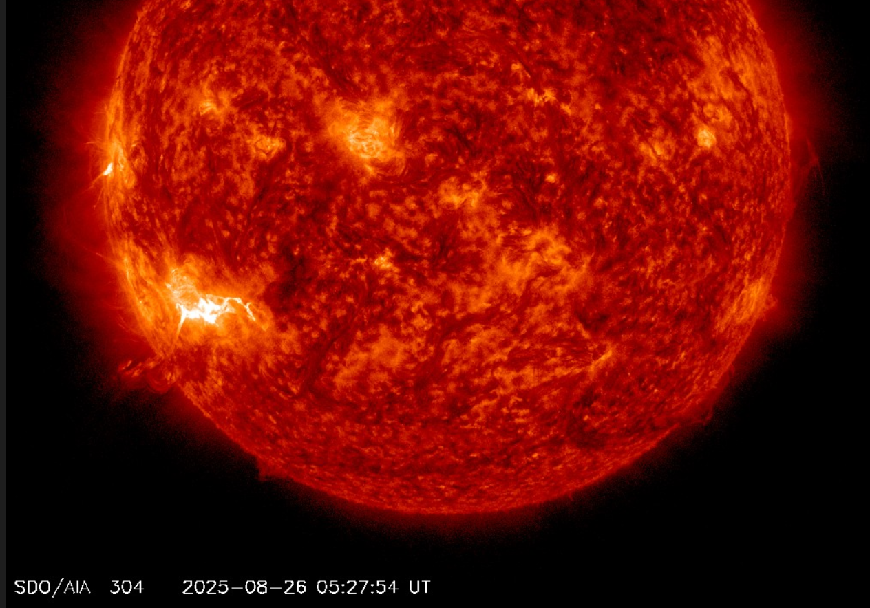 Erupce M4.5  v AR4196_4197 , 26.8.2025, 05h 27m UT, SDO_AIA 304Ä.png