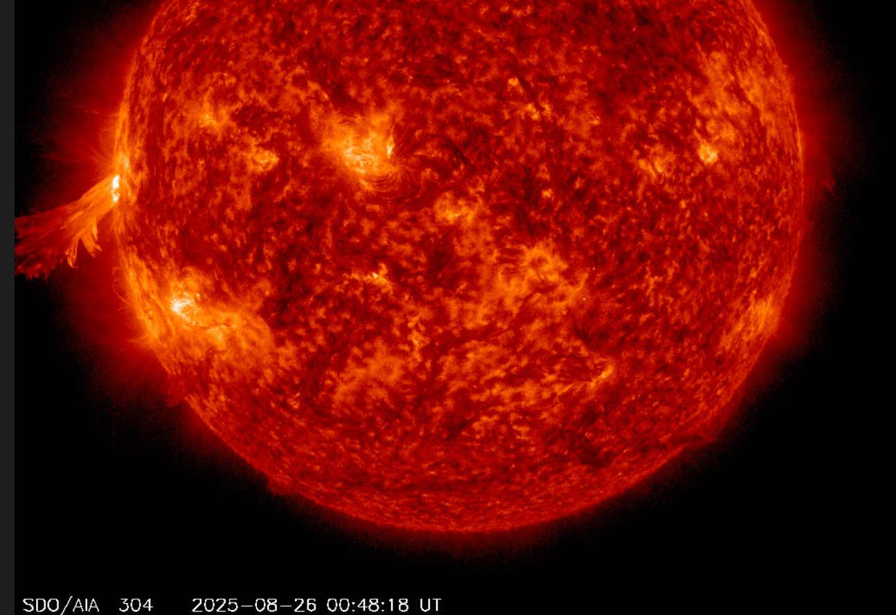 Erupce M3.4 v AR4199, 26.8.2025, 00h 48m UT, SDO_AIA 304Ä.png