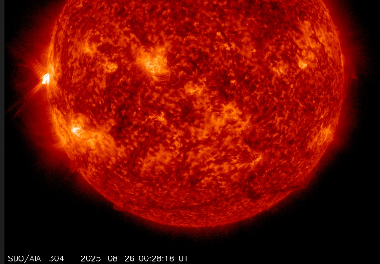 Erupce M3.4 v AR4199, 26.8.2025, 00h 28m UT, SDO_AIA 304Ä.png