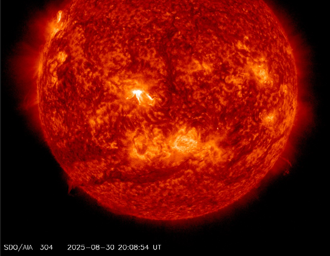 Erupce M2.7 v AR4199, 30.8.2025, 20h 08m UT, SDO_AIA 304Ä.png