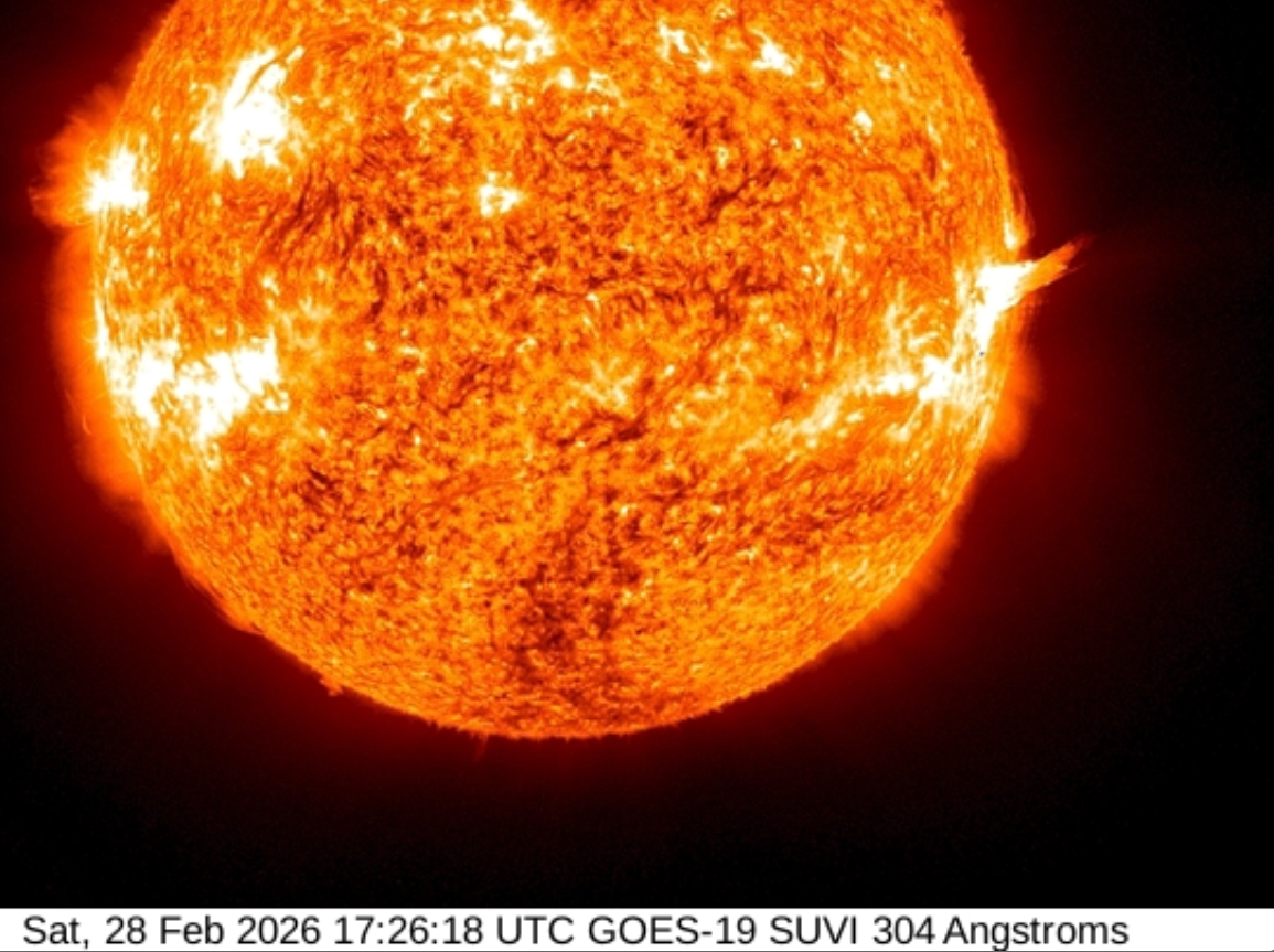 Eruptivní protuberance 28.2.2026, 17h 26m UT, GOES_19 SUVI 304Ä.png