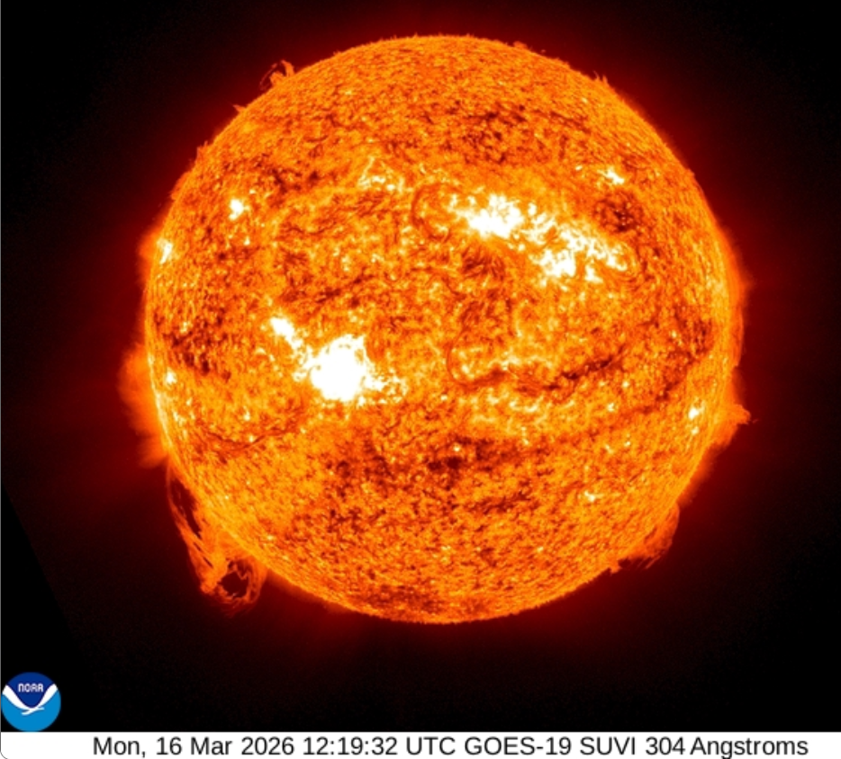 Protuberance 16.3.2026, 12h 19m UT, GOES_19 SUVI 304Ä.png