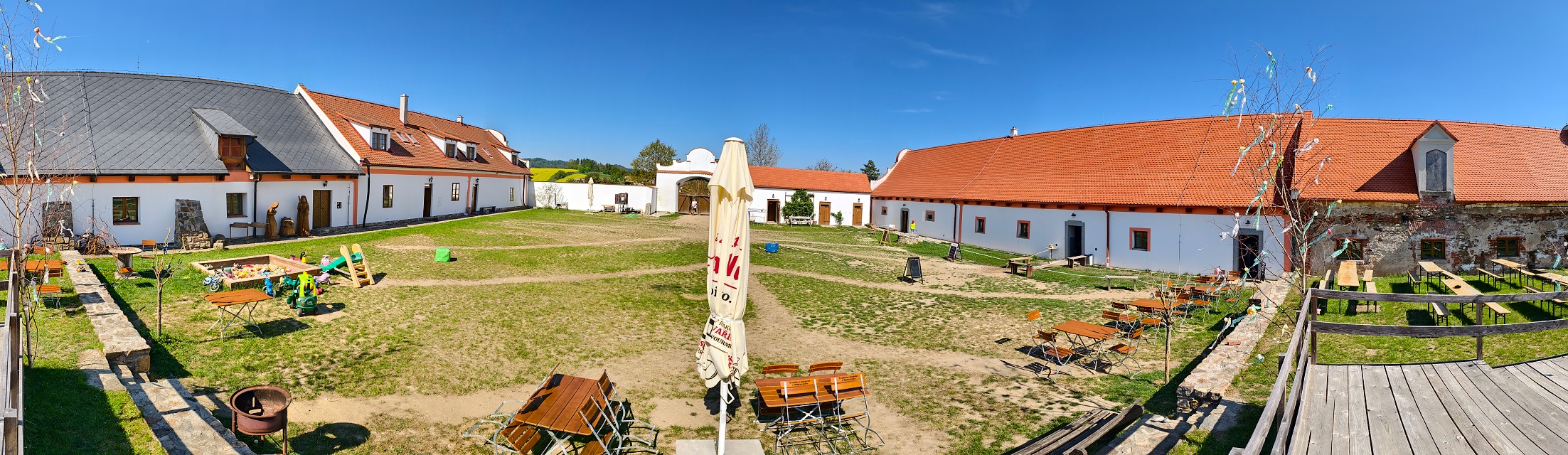 Borotín-nádvoří.jpg