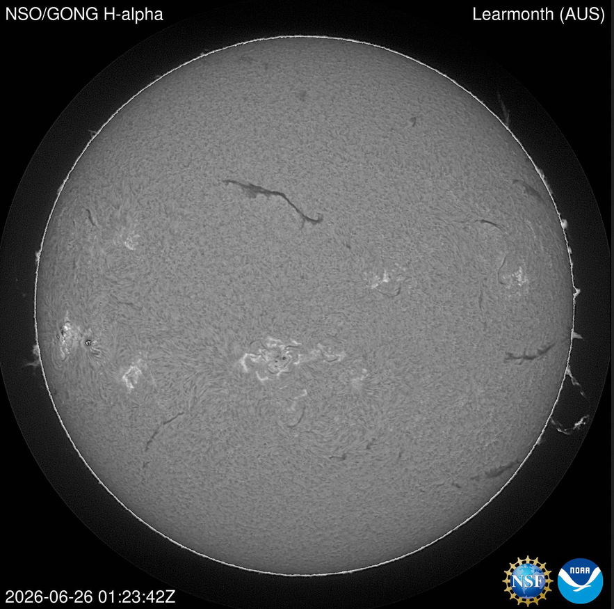 Vysoká eruptivní protuberance, 26.6.2026. 01h 23m UT, NSO_GONG H_alfa,  Learmonth.png