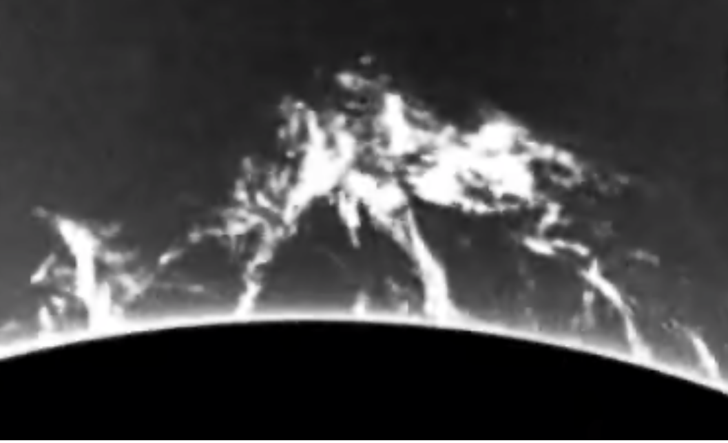 protuberance 1937, 410 000 km, film  B.Lyot, koronograf  Pic du Mid 2.png